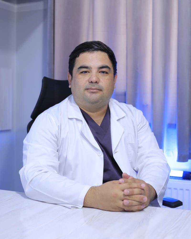 Qurbonov Xoshimali Kambarovich — flebolog, qon tomir xirurgi, umumiy xirurg, «Ulug'bek Ultramed» klinikasi